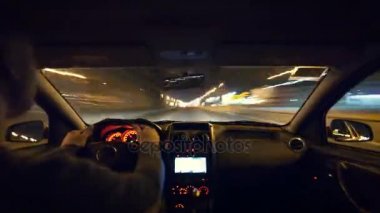 Adam akşam şehirde araba soyut video. Geniş açı çekim.