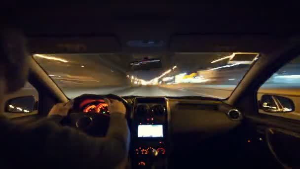 Streszczenie wideo człowieka jazdy samochodem po mieście wieczorem. Szeroki kąt strzału. — Wideo stockowe