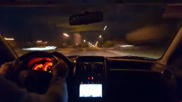 Mann fährt am Abend Auto auf der Autobahn. — Stockvideo