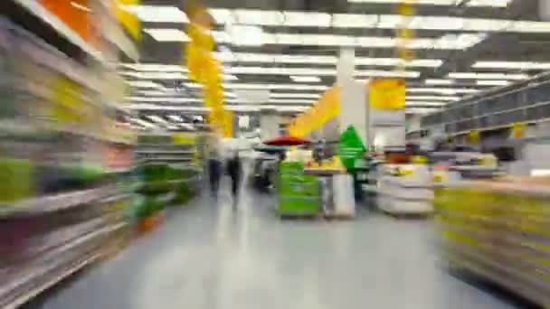 Абстрактное видео, на котором мужчина гуляет в строительном супермаркете. Временной интервал . — стоковое видео