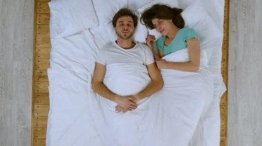 Kocası yatakta horlama. Öfkeli eşi kalça uyandım.