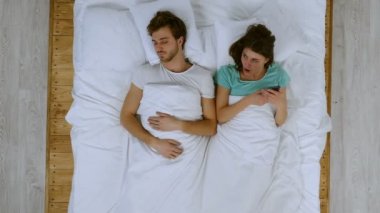 Sosyal sorun. Kızgın kız sevgilisi ona bir yastık ve onunla kavga ile yenerek, mesaj okuma.