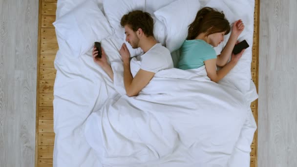 Pareja Durmiendo Cama Con Smartphones Las Manos — Vídeo de stock
