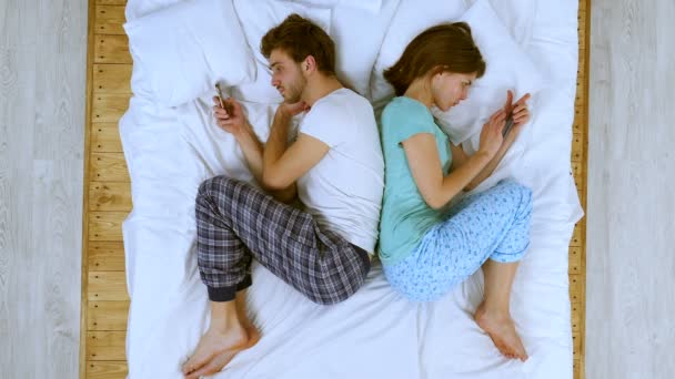 Соціальна Проблема Пара Ліжку Назад Зворотній Язок Телефонів — стокове відео