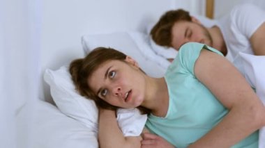 Aile krizi. Depresif, mutsuz kadın yatakta yatan koca kaymasını. 