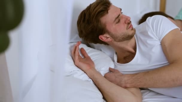 Crise Familiale Déprimé Mari Malheureux Couché Dans Lit Femme Glisse — Video