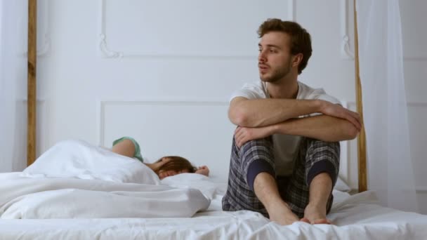 Familiecrisis Ongelukkig Man Zittend Het Bed Zijn Vrouw Uitglijden — Stockvideo