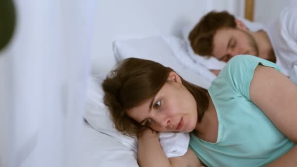 Οικογενειακή Κρίση Κατάθλιψη Δυστυχισμένη Γυναίκα Ξαπλωμένη Στο Κρεβάτι Άντρας Είναι — Αρχείο Βίντεο