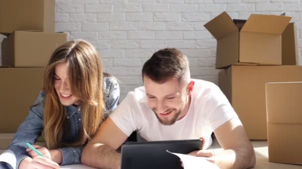 Sonriendo Riendo Pareja Con Tableta Digital Dibujo Plan Nueva Casa — Vídeo de stock