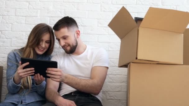 Casal Feliz Planejando Novo Interior Usando Tablet Digital Slider Tiro — Vídeo de Stock