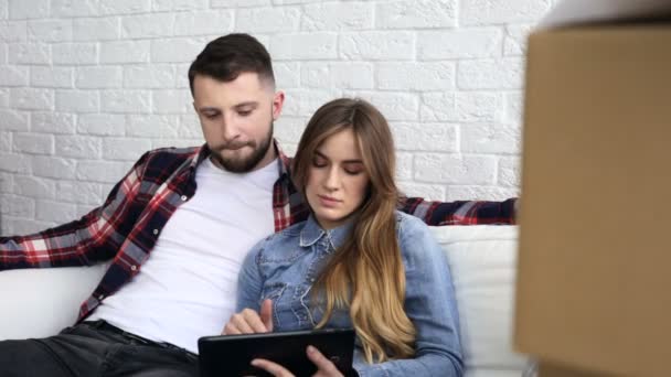 Deslocalização Sério Não Sorrindo Casal Sentado Sofá Eles Usando Tablet — Vídeo de Stock