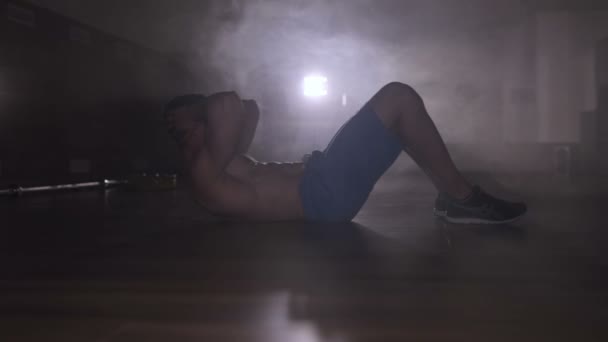 Hombre Haciendo Ejercicios Para Los Abdominales Humo Contraluz — Vídeos de Stock