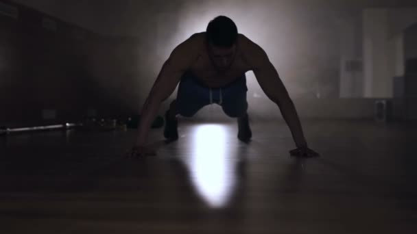 Muskulöser Mann Bei Liegestützübungen Fitnessstudio Rauch Gegenlicht — Stockvideo