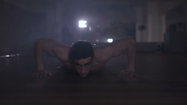 Hombre Musculoso Haciendo Ejercicios Push Gimnasio Humo Contraluz — Vídeos de Stock