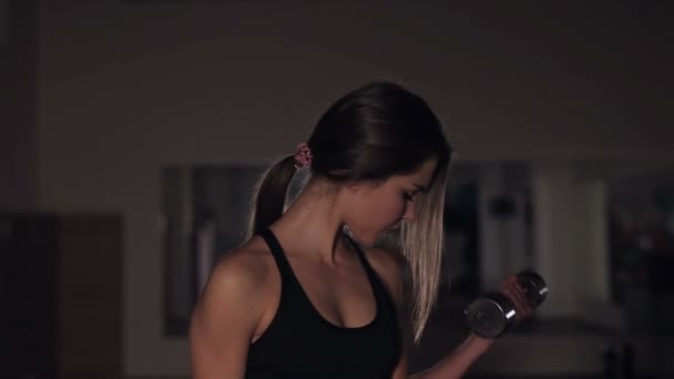 Porträtt Fit Kvinna Gör Biceps Övning Med Hantlar Rökig Bakgrundsbelysning — Stockvideo