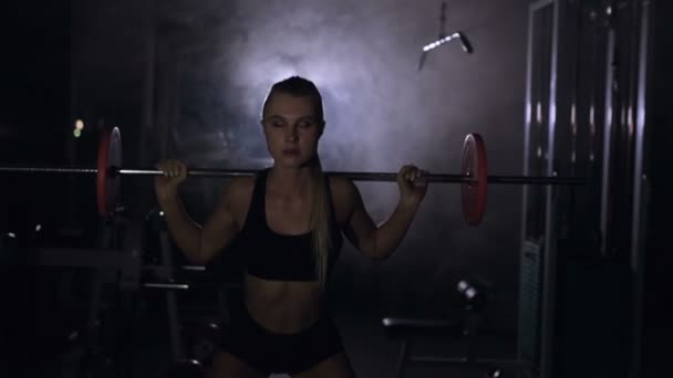 Geconcentreerde Vermoeide Vrouw Doen Sit Ups Oefening Met Barbell Rokerige — Stockvideo