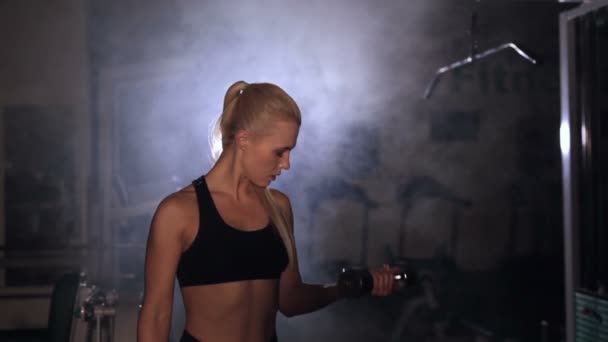 Portret Van Fit Vrouw Doen Biceps Oefening Met Halters Rokerige — Stockvideo