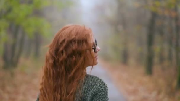 Cabello Rojo Mujer Rizada Caminando Parque Otoño Vuelta Sonriendo Mirando — Vídeo de stock