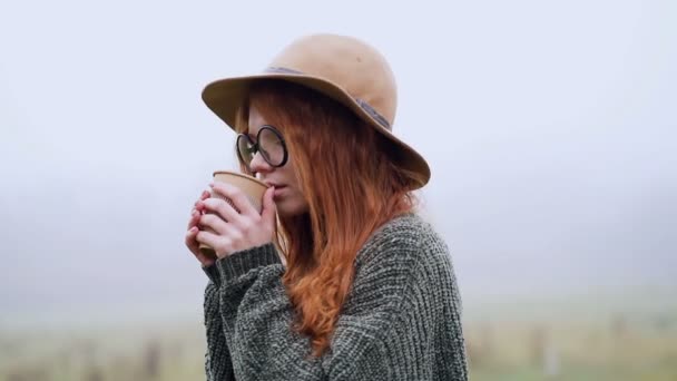 Young Woman Standing Foggy Field Drinking Coffee Camera Doing Full — Αρχείο Βίντεο