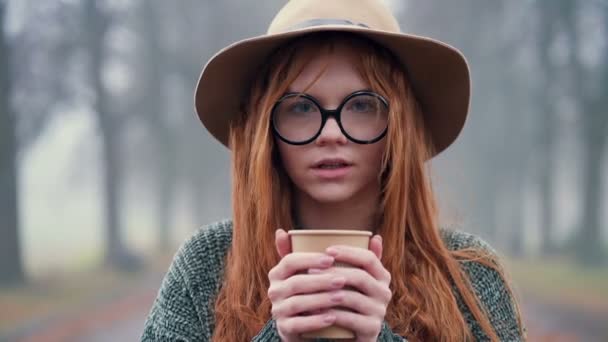 Close Retrato Jovem Mulher Chapéu Copos Bebendo Café Quente Parque — Vídeo de Stock