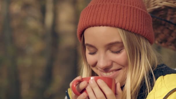 Közelkép Egy Mosolygó Szőke Nőről Aki Kávét Iszik Őszi Parkban — Stock videók