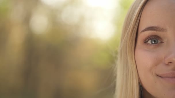 Половина Портрета Улыбающейся Блондинки Природе Слоумоция — стоковое видео