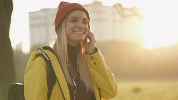 在秋天的公园里散步的快乐 快乐的金发女子的近照 — 图库视频影像
