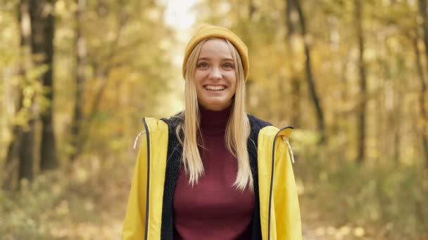 Mujer Joven Pie Parque Otoño Sonriendo Riendo Parece Histérica Disparo — Vídeo de stock