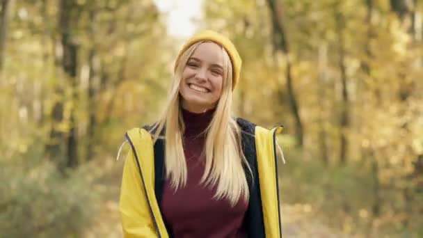 Donna Bionda Attraente Sorridente Felice Che Cammina Nella Foresta Autunnale — Video Stock