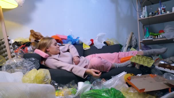 Femme Blonde Drôle Regardant Réveiller Dans Chambre Pleine Ordures Déchets — Video