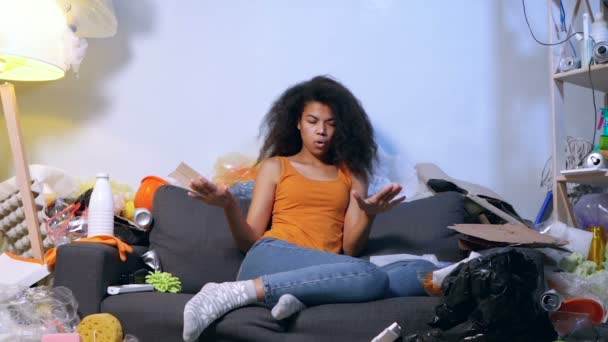 Irritada Afro Americana Tentando Ceep Calma Whyle Sentado Sofá Sala — Vídeo de Stock