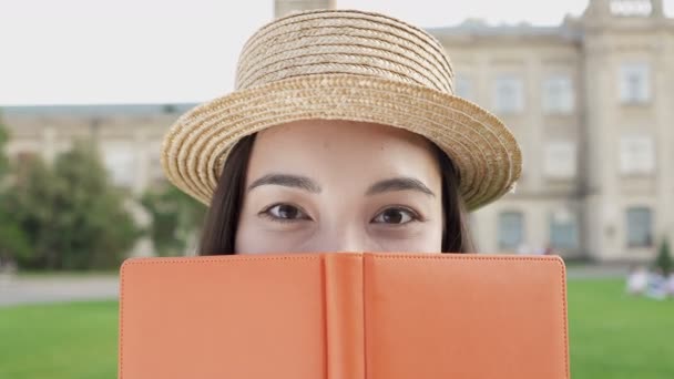 Primer Plano Retrato Mujer Asiática Bonita Divertida Con Libro Disparo — Vídeo de stock