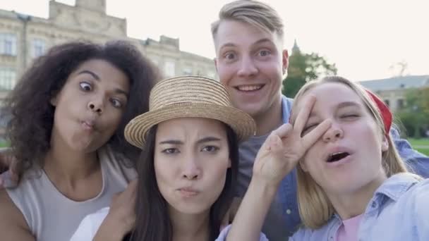 Grupa Szczęśliwych Przyjaciół Bawiących Się Żartujących Robiących Selfie Strzał Ręczny — Wideo stockowe