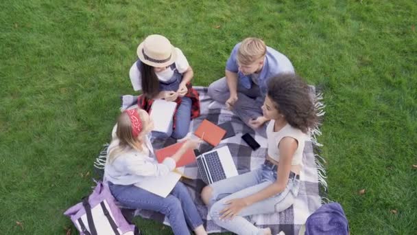 Estudantes Amigos Sentados Grama Conversando Positivamente Uns Com Outros Dando — Vídeo de Stock