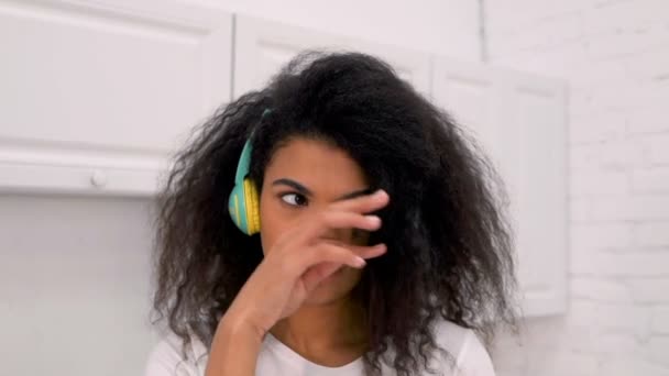 Ritratto Donna Afro Americana Dall Aspetto Divertente Con Gli Heaphones — Video Stock