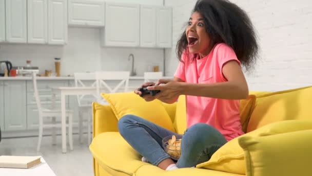 Νεαρή Γυναίκα Κάθεται Στον Καναπέ Και Παίζει Βιντεοπαιχνίδι Ευτυχισμένο Συναίσθημα — Αρχείο Βίντεο