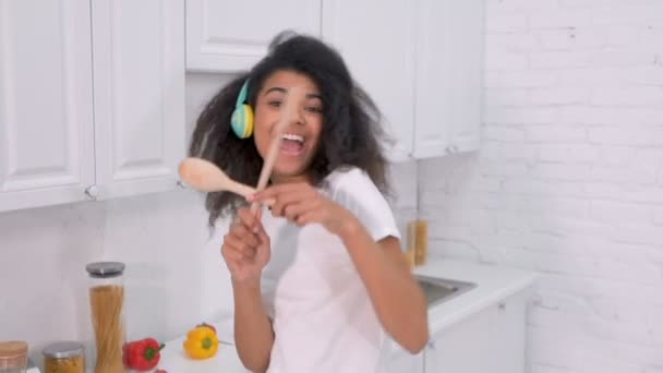 Jeune Femme Préparant Une Salade Dans Cuisine Elle Écoute Musique — Video