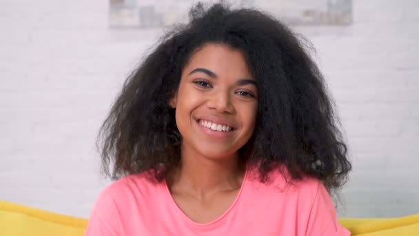 Uma Jovem Afro Americana Atraente Sentada Sofá Sala Estar Sorrindo — Vídeo de Stock