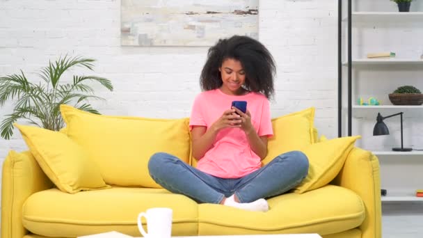 Junge Frau Auf Dem Sofa Sitzend Smartphone Und Sms Der — Stockvideo