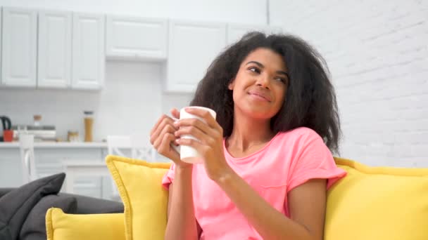 Jovem Afro Americana Bebendo Café Manhã Chá Sentada Sofá Dentro — Vídeo de Stock