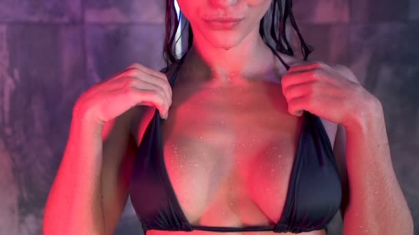 Sinnliche Frau Bikini Berührung Ihrer Brust Neonlicht Zeitlupe — Stockvideo