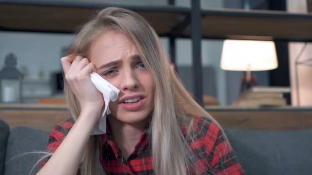 Mujer Rubia Joven Sentada Sofá Tiene Frío Secreción Nasal Lento — Vídeos de Stock