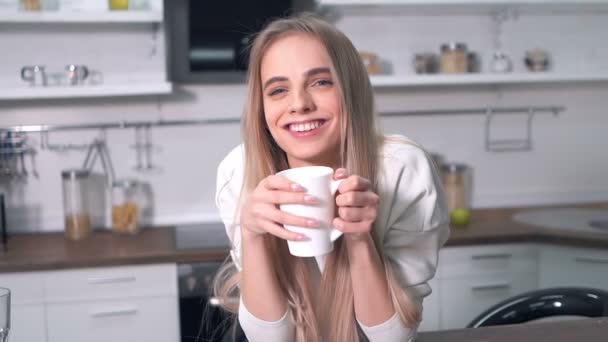 Vacker Ung Kvinna Som Dricker Kaffe Tittar Kameran Och Ler — Stockvideo