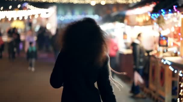 Mutlu Afro Amerikalı Kadın Kameraya Gülümsüyor Akşam Tatilinde Sokakta Yürüyor — Stok video
