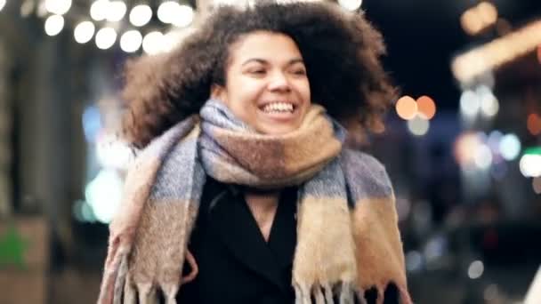 Close Portret Van Gelukkige Smiley Afro Amerikaanse Vrouw Lopen Avond — Stockvideo
