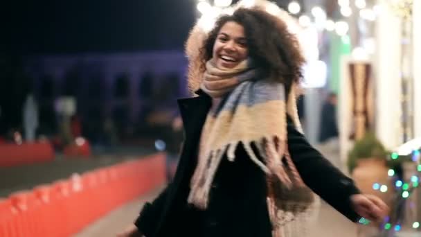 Lycklig Kvinna Jublar Och Har Kul Kvällsgatan Långsamma Rörelser — Stockvideo