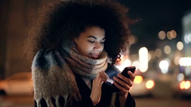 Primer Plano Retrato Una Joven Afroamericana Sosteniendo Smartphone Calle Noche — Vídeos de Stock