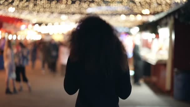 Σγουρά Μαλλιά Αφρο Αμερικανίδα Που Διασκεδάζει Στο Strrel Κοιτάζω Την — Αρχείο Βίντεο