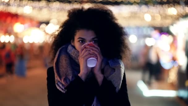 Mujer Feliz Caminando Por Calle Noche Tomando Café Caliente Lento — Vídeos de Stock