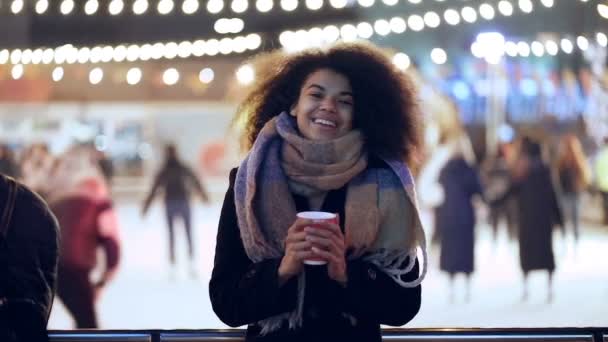 Mujer Sonriente Pie Cerca Del Anillo Hielo Disfrutando Las Vacaciones — Vídeos de Stock